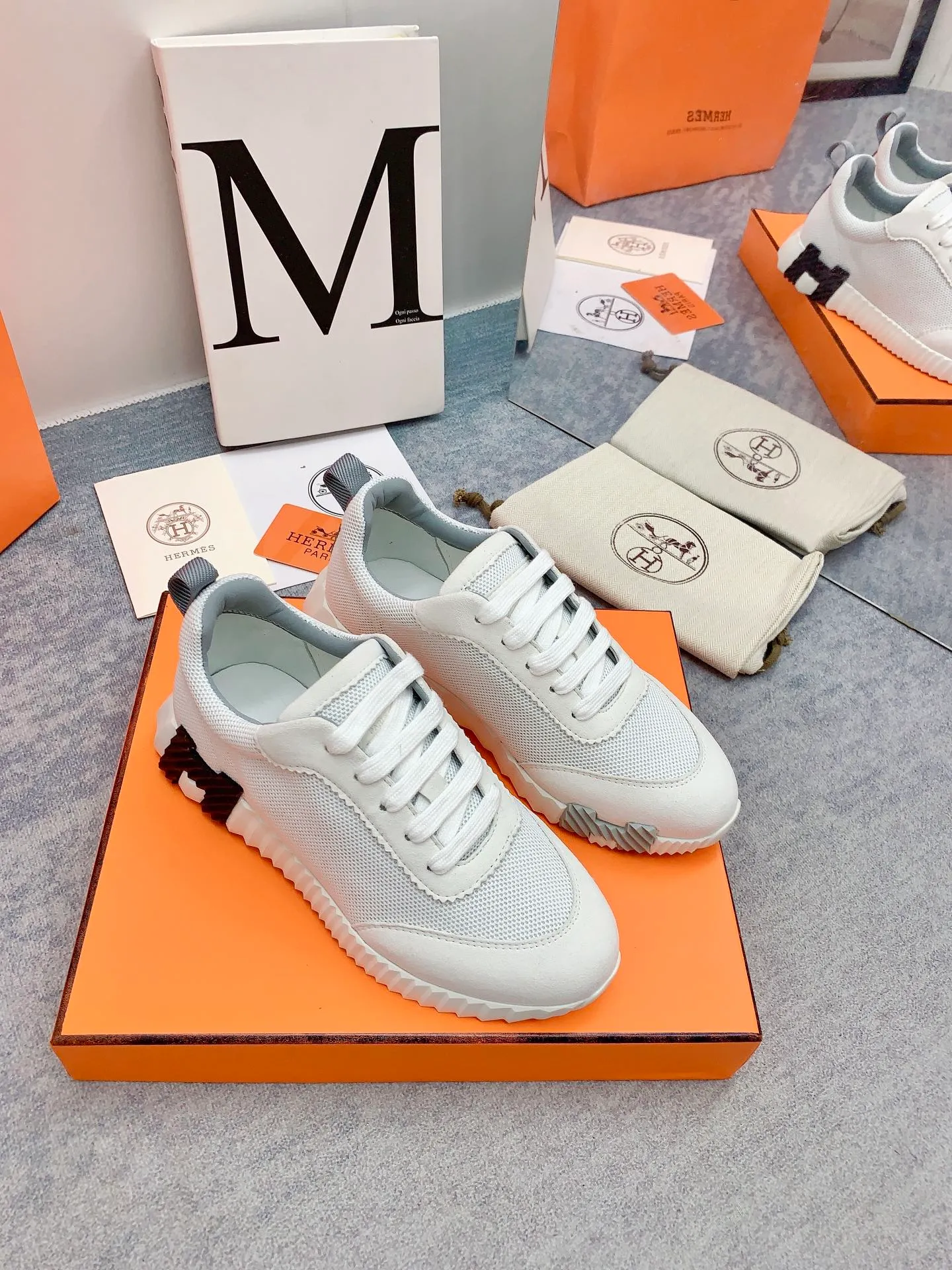 👟👟Ex-factory price 640👟👟 [Hermes] New Bouncing Couple 👫Sneakers. The most comfortable shoes from Hermès, no one else⃣️. They are very light on the feet and very beautiful. You will not feel tired when you go shopping and running around. 👍 The overall suede leather feels very good, very beautiful and very versatile. It is very light, comfortable and extremely light, suitable for both sports and leisure. It feels great to step on! 30+ men's and women's color combinations. You can choose, there will always be what you want~ ✅Fabric: Imported high mercerized sheep + original rain velvet ✅Inner: Imported silk sheepskin for lining insole ✅Outsole: Seamless combination of IP+TPU (multi-color letters) German technology irradiation machine ✅Code number: 35-41 for women and 38-46 for men (41 for women, 45.46 for men, customized and non-returnable)